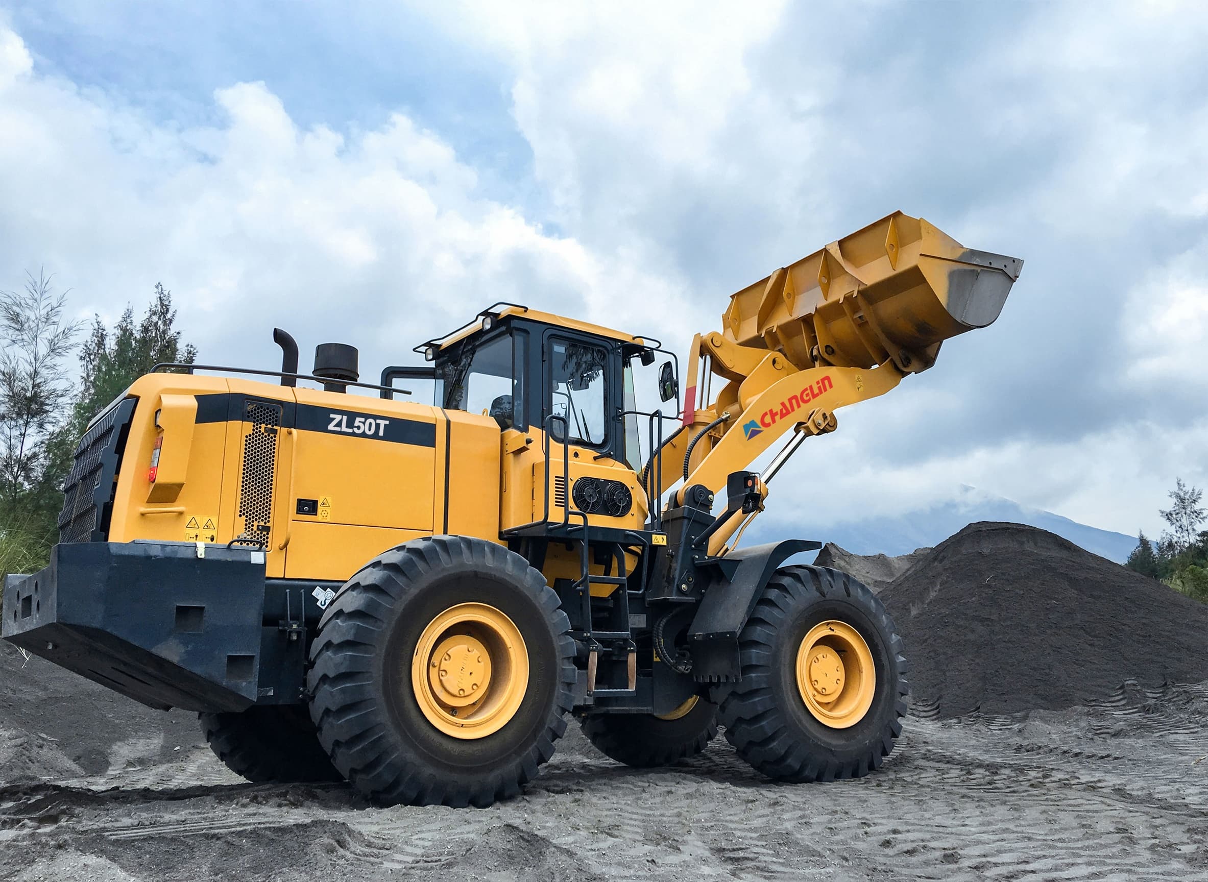 Menaklukkan Pelabuhan & Tambang: Bagaimana Wheel Loader CHANGLIN ZL50T/ZL50H Mendominasi Lokasi Sulit